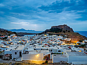 Blick über das Dorf Lindos auf die Akropolis in der Morgendämmerung, Insel Rhodos, Dodekanes, Griechische Inseln, Griechenland, Europa