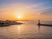 Venezianischer Hafen bei Sonnenuntergang, Blick von oben, Stadt Chania, Kreta, Griechische Inseln, Griechenland, Europa