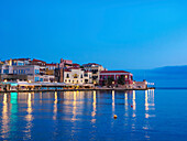 Altstadt am Wasser in der Morgendämmerung, Stadt Chania, Kreta, Griechische Inseln, Griechenland, Europa