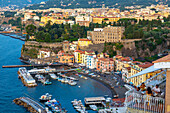 Touristen beim Essen mit Blick auf Sorrento, Bucht von Neapel, Kampanien, Italien, Mittelmeer, Europa