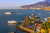Fähre und Boote, Sorrento, Bucht von Neapel, Kampanien, Italien, Mittelmeer, Europa