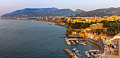 Touristen beim Essen mit Panoramablick auf Sorrento, Bucht von Neapel, Kampanien, Italien, Mittelmeer, Europa