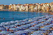 Liegestühle, Sonnenschirme, Strand Lungomare, Cefalu, Provinz Palermo, Sizilien, Italien, Mittelmeer, Europa