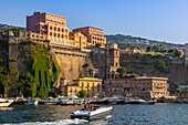 Speeding pleasure boat, Excelsior Vittoria Hotel, Sorrento, Bay of Naples, Campania, Italy, Mediterranean, Europe