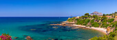 Panoramablick auf die zerklüftete Küste bei Cefalu, Mittelmeer, Provinz Palermo, Sizilien, Italien, Mittelmeer, Europa
