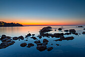 Zerklüftete Küstenlinie bei Cefalu in der Abenddämmerung, Provinz Palermo, Sizilien, Italien, Mittelmeer, Europa