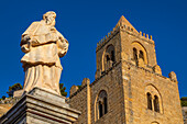 Bischofsstatue und Turm, Kathedrale von Cefalu, römisch-katholische Basilika, normannischer Baustil, UNESCO-Welterbestätte, Provinz Palermo, Sizilien, Italien, Mittelmeer, Europa
