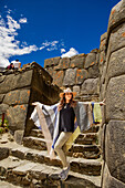 Frau auf Wanderweg bei Ollantaytambo, Peru, Südamerika