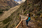 Frau wandert entlang eines Weges, Heiliges Tal, Peru, Südamerika