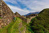 Frau beim Wandern in Choquequirao, Peru, Südamerika