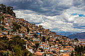 Hügelige Gegend in Cusco, Peru, Südamerika