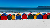 Luftaufnahme der bunten Strandhütten am Strand von Muizenberg, Kapstadt, Südafrika, Afrika