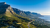 Luftaufnahme des Tafelbergs und der Zwölf Apostel, Kapstadt, Südafrika, Afrika
