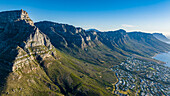 Luftaufnahme des Tafelbergs und der Zwölf Apostel, Kapstadt, Südafrika, Afrika