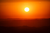 USA, New Mexico, Santa Fe, Sonnenuntergang über den Sangre De Cristo Mountains