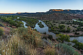 Usa, New Mexico, Abiquiu, Rio Chama, Landschaft mit Chama-Fluss bei Sonnenuntergang