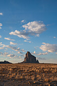 Usa, New Mexico, Shiprock, Wolken über Wüstenlandschaft mit Shiprock