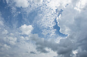 Aufziehende Gewitterwolken am blauen Himmel