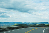 USA, Tennessee, Townsend, Foothills Parkway mit Smoky Mountains in der Ferne