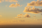 USA, Amerikanische Jungferninseln, St. John, Wolken über dem Karibischen Meer bei Sonnenaufgang