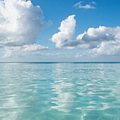 USA, Amerikanische Jungferninseln, St. John, Wolken über ruhiger karibischer See