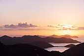 USA, Amerikanische Jungferninseln, St. John, Goldener Sonnenaufgang über dem ruhigen Karibischen Meer
