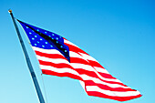 Amerikanische Flagge weht im Wind gegen den klaren Himmel