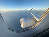 USA, Amerikanische Jungferninseln, St. Thomas, Flugzeugtriebwerk und Karibisches Meer durch Flugzeugfenster gesehen