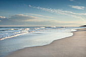 USA, North Carolina, Topsail Island, North Topsail Beach in der Abenddämmerung