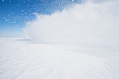 Schneeverwehungen, die über die gefrorene Landschaft wehen, Hammond, NY, USA