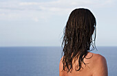 Frau genießt Blick auf das Karibische Meer, US Virgin Islands, USA
