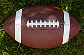 Draufsicht auf einen American-Football-Ball auf einem Spielfeld