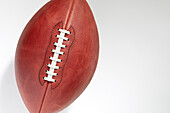 Draufsicht auf einen American-Football-Ball auf weißem Hintergrund