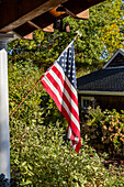 Amerikanische Flagge vor dem Haus im Sonnenlicht