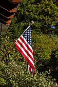 Amerikanische Flagge vor dem Haus im Sonnenlicht