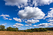 USA, Wisconsin, Wolken über der Landschaft im Donald County Park bei Madison
