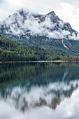 USA, Idaho, Wolken über den Sawtooth Mountains am Stanley Lake