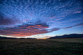 USA, Idaho, Bellevue, Dramatischer Himmel über Landschaft bei Sonnenaufgang