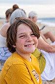 Mexiko, Baja, Pescadero, Porträt eines lächelnden Jungen am Strand