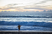 Mexiko, Baja, Pescadero, Silhouette eines Jungen am Strand in der Abenddämmerung