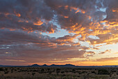 USA, New Mexico, Santa Fe, Dramatischer Sonnenuntergang über dem Cerrillos Hills State Park