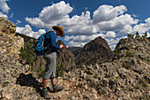 USA, Colorado, Creede, Frau schaut auf ihr Smartphone in den San Juan Mountains