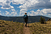 USA, Colorado, Creede, Rückansicht einer Frau beim Wandern in den San Juan Mountains