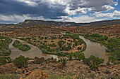 USA, New Mexico, Abiquiu, Gewitterwolken über dem Rio Chama