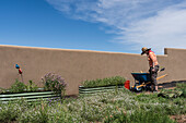 USA, Colorado, Creede, Frau bei der Gartenarbeit in der Hochwüste
