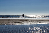 USA, Oregon, Silhouette of woman at Cannon Beach 