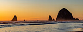 USA, Oregon, Silhouette des Haystack Rock in Cannon Beach bei Sonnenuntergang