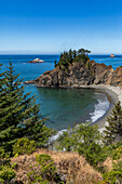 USA, Oregon, Brookings, Blick auf felsige Klippen über dem Meer