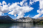 USA, Idaho, Stanley, Weiße Wolken über dem Pettit Lake in den Sawtooth Mountains