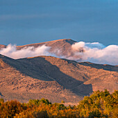 USA, Idaho, Bellevue, Wolken ziehen im Herbst über Vorgebirge